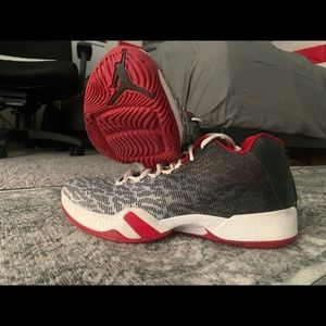 NEVER WORN WHITE, RED, AND BLACK JORDAN BASKETBALL SHOES SIZE 11.5